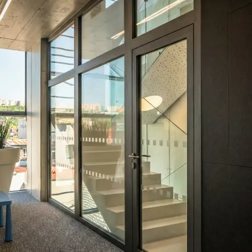 VUETO - Realizácia moderných hliníkových dverí Aluprof